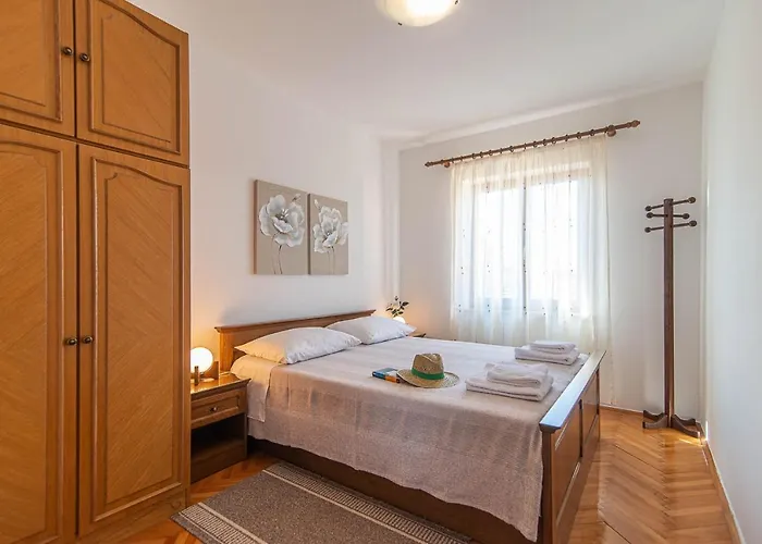 Apartment Piruzi
